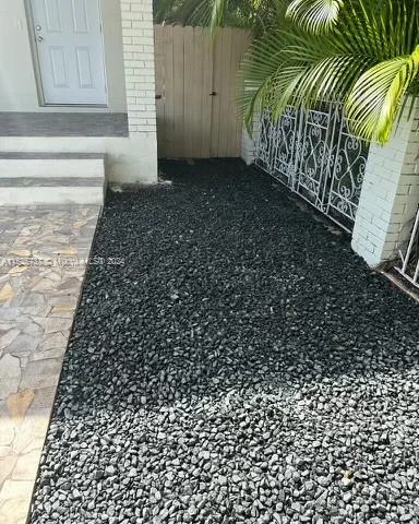 860 NW 18th Pl, Miami FL 33125