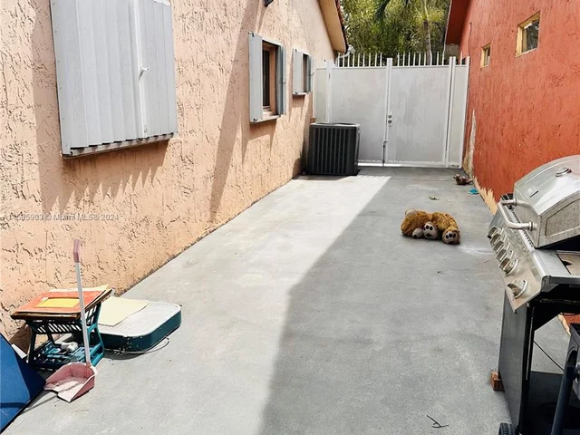 10345 NW 127th St, Hialeah Gardens FL 33018