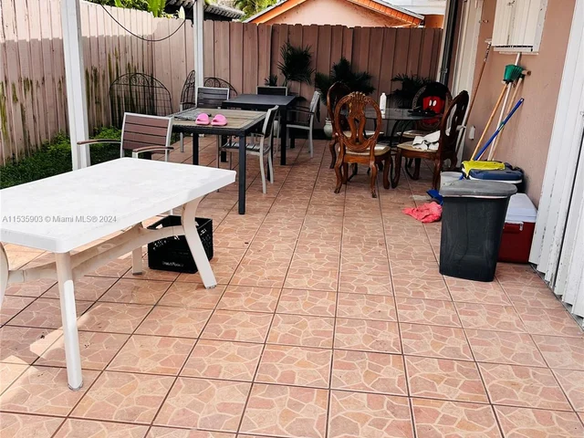 10345 NW 127th St, Hialeah Gardens FL 33018