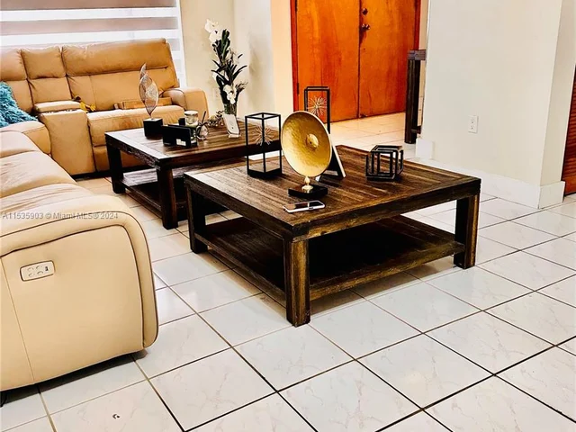 10345 NW 127th St, Hialeah Gardens FL 33018