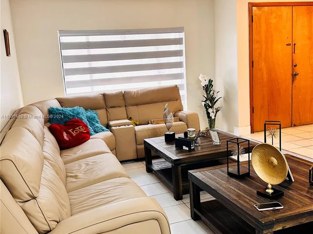 10345 NW 127th St, Hialeah Gardens FL 33018