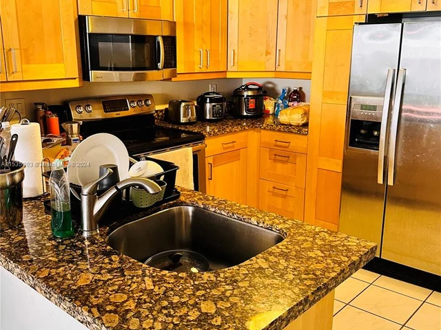 10345 NW 127th St, Hialeah Gardens FL 33018