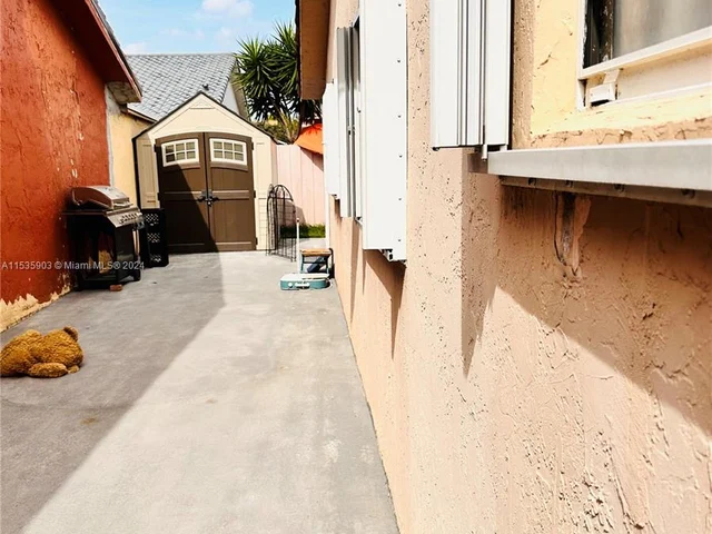 10345 NW 127th St, Hialeah Gardens FL 33018