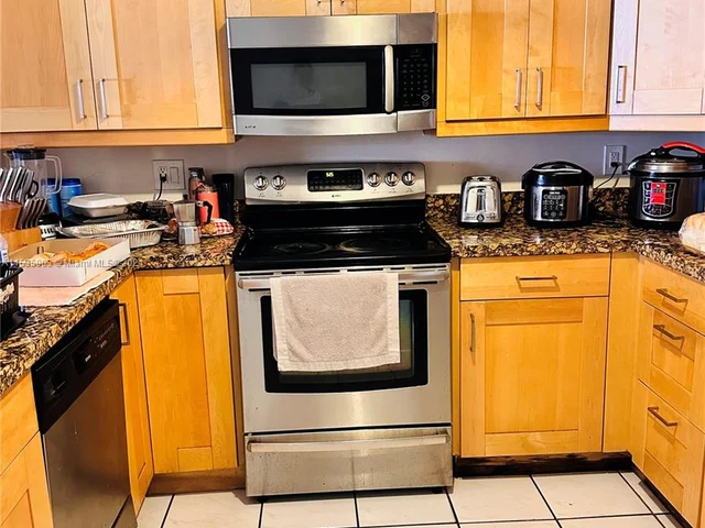 10345 NW 127th St, Hialeah Gardens FL 33018