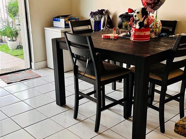 10345 NW 127th St, Hialeah Gardens FL 33018