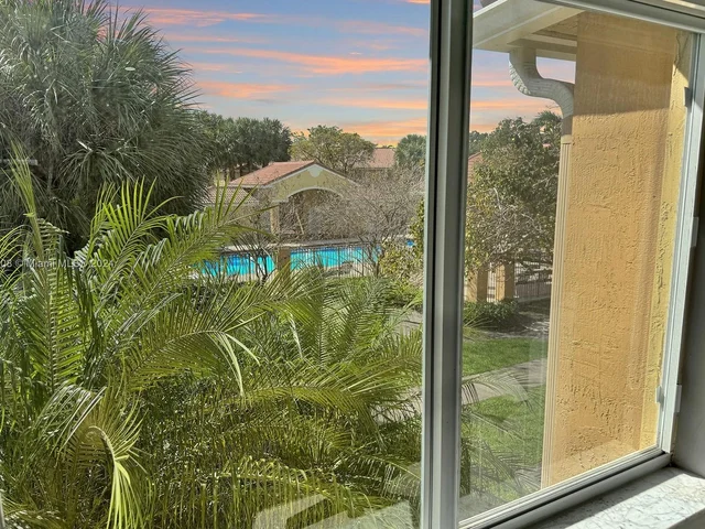 7910 NW 7th St # 203, Pembroke Pines FL 33024