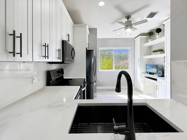 7910 NW 7th St # 203, Pembroke Pines FL 33024