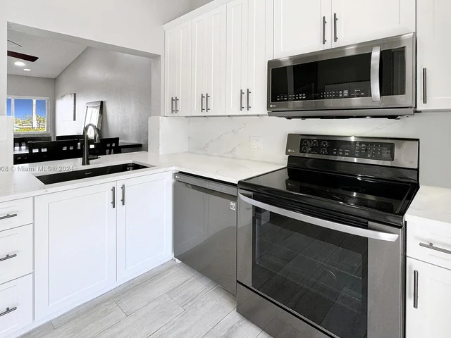 7910 NW 7th St # 203, Pembroke Pines FL 33024