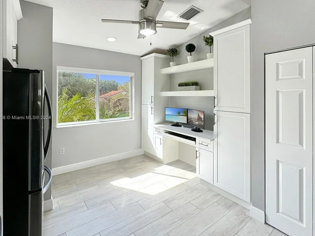 7910 NW 7th St # 203, Pembroke Pines FL 33024