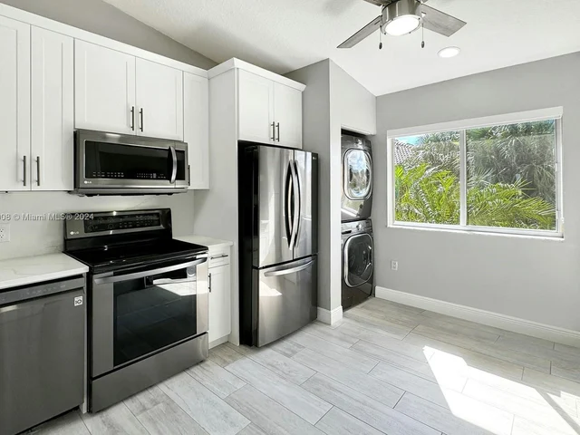 7910 NW 7th St # 203, Pembroke Pines FL 33024