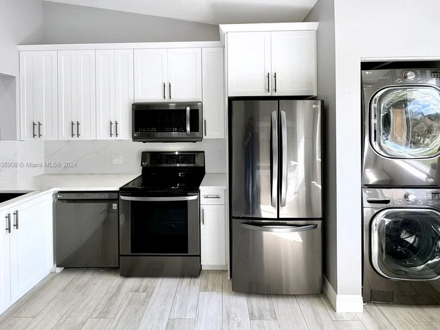 7910 NW 7th St # 203, Pembroke Pines FL 33024