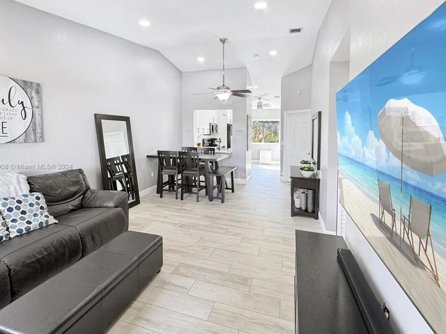 7910 NW 7th St # 203, Pembroke Pines FL 33024