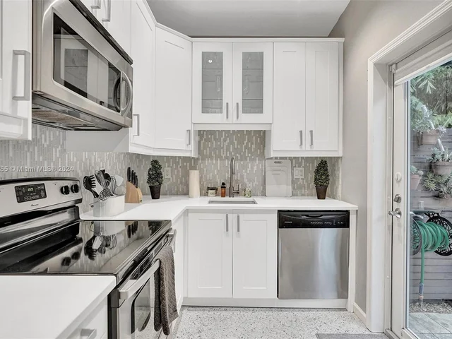 1621 N Victoria Park Rd, Fort Lauderdale FL 33305