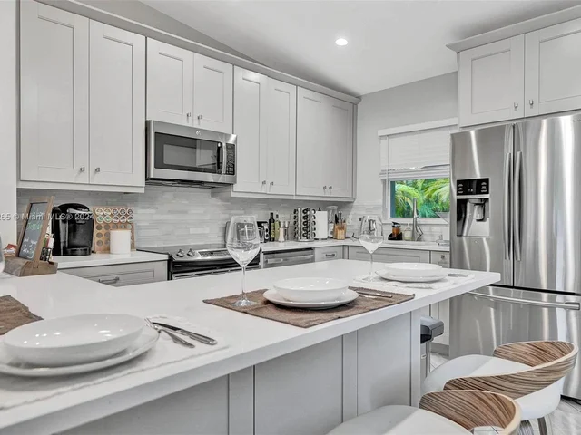 1621 N Victoria Park Rd, Fort Lauderdale FL 33305