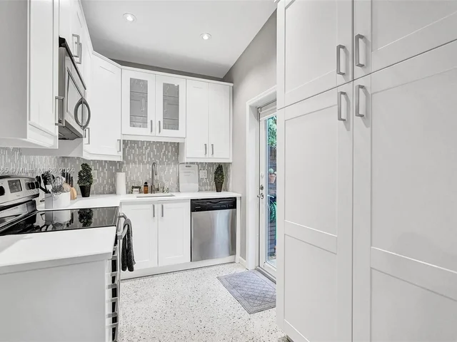 1621 N Victoria Park Rd, Fort Lauderdale FL 33305