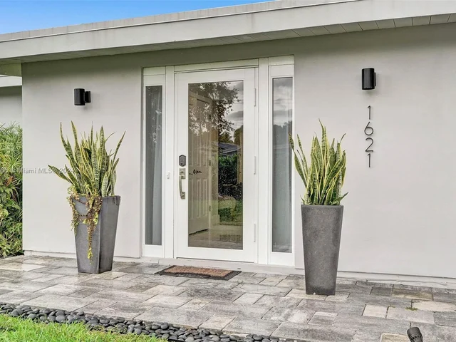 1621 N Victoria Park Rd, Fort Lauderdale FL 33305