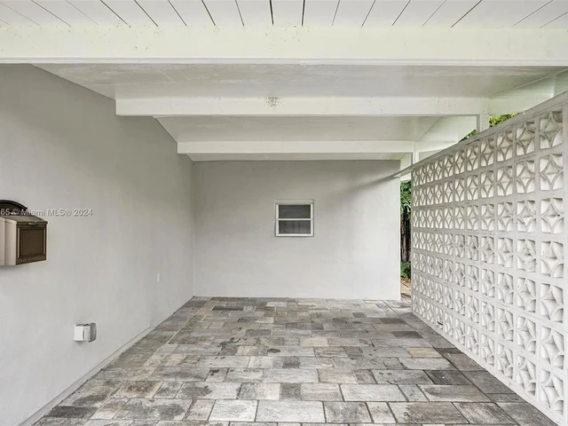 1621 N Victoria Park Rd, Fort Lauderdale FL 33305