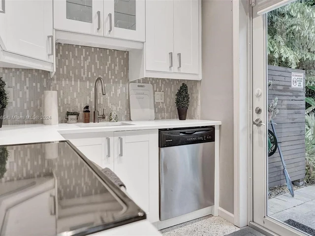 1621 N Victoria Park Rd, Fort Lauderdale FL 33305