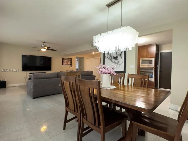 13953 Kendale Lakes Cir # 208B, Miami FL 33183