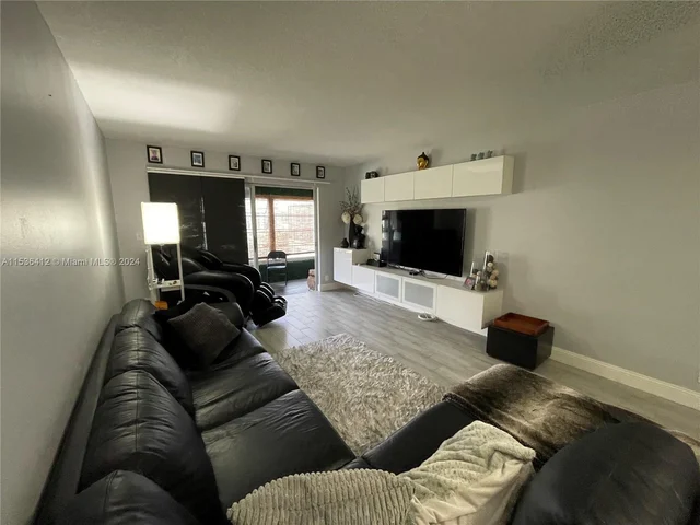 1751 NW 75th Ave # 207, Plantation FL 33313