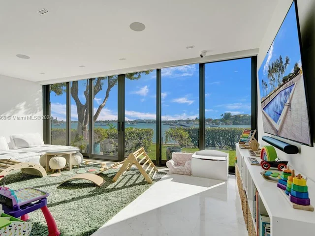 1000 Venetian Way # 101, Miami FL 33139