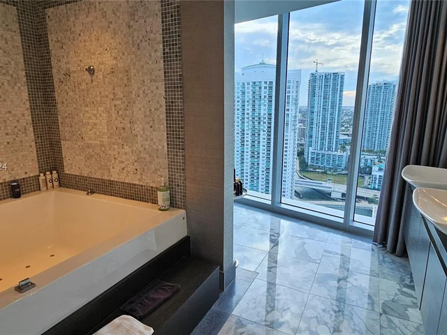 200 Biscayne Boulevard Way # 3602, Miami FL 33131