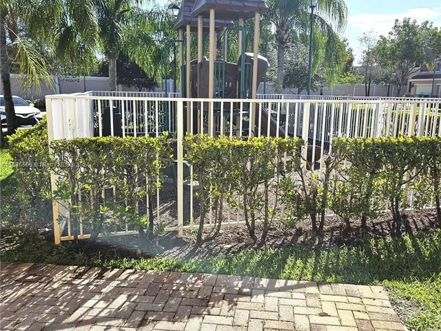 261 Las Brisas Cir # 261, Sunrise FL 33326