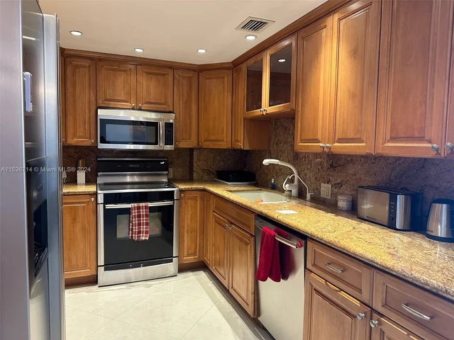 100 Bayview Dr # 917, Sunny Isles Beach FL 33160