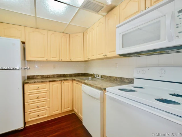 9440 Fontainebleau Blvd # 204, Miami FL 33172