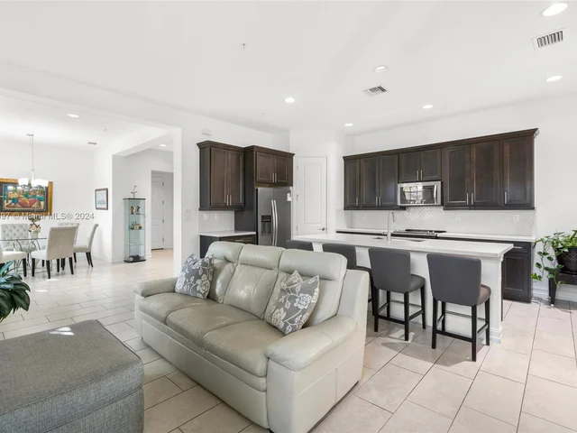 1423 SW 115th Ave, Pembroke Pines FL 33025