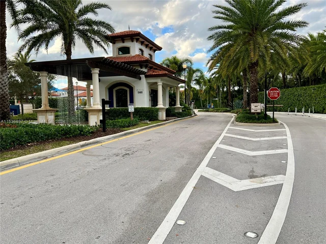 1423 SW 115th Ave, Pembroke Pines FL 33025