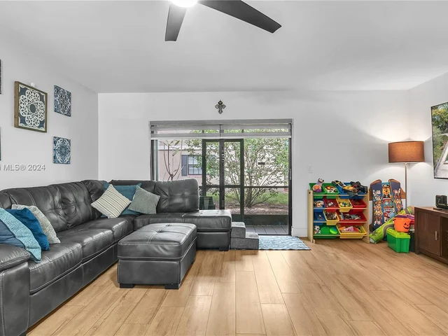 466 Westree Ln S, Plantation FL 33324