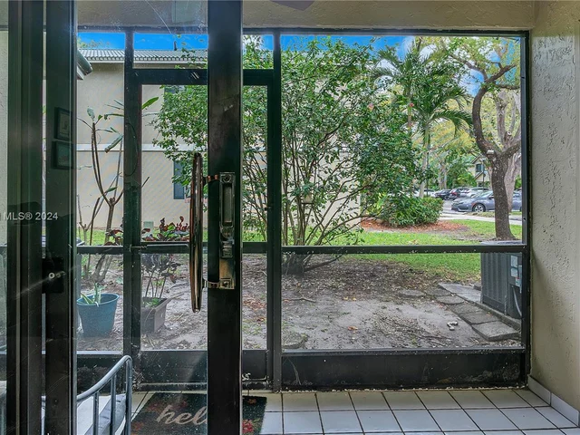 466 Westree Ln S, Plantation FL 33324