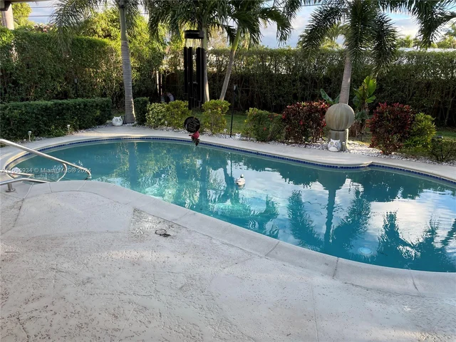 2610 NE 52nd St, Lighthouse Point FL 33064