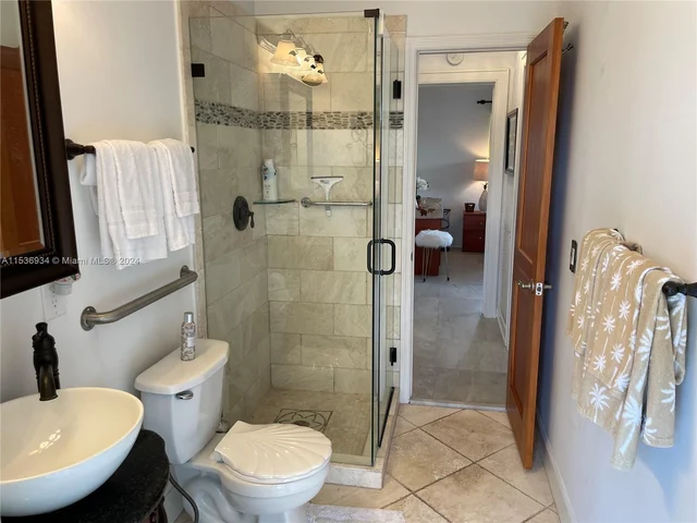 2610 NE 52nd St, Lighthouse Point FL 33064