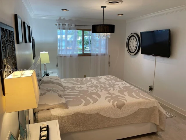 2610 NE 52nd St, Lighthouse Point FL 33064