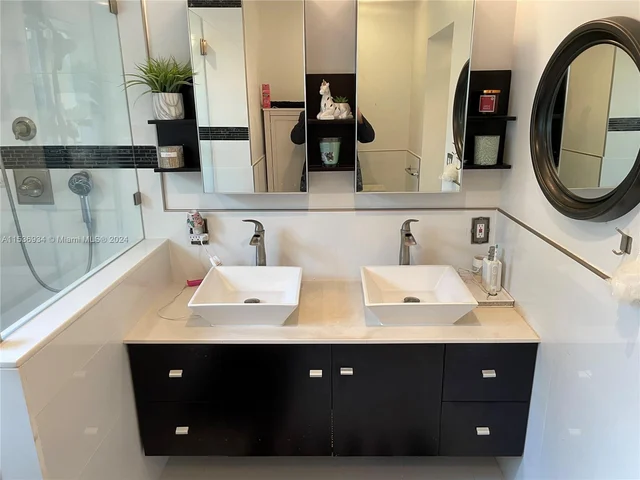 2610 NE 52nd St, Lighthouse Point FL 33064