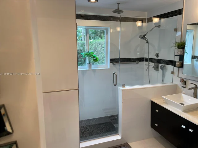 2610 NE 52nd St, Lighthouse Point FL 33064