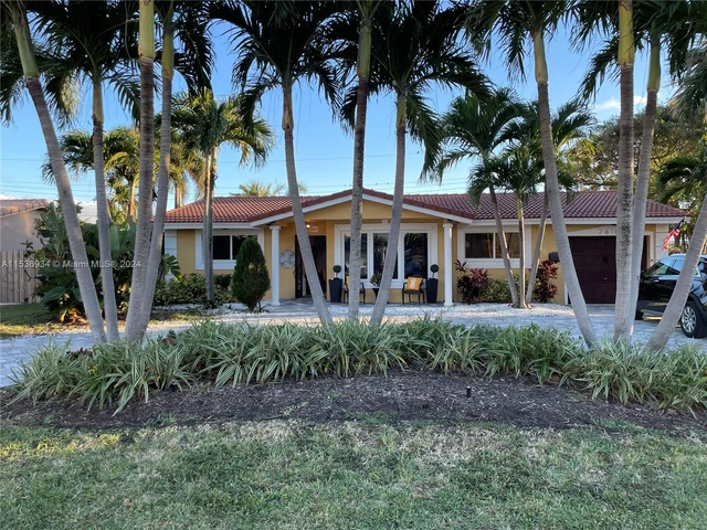 2610 NE 52nd St, Lighthouse Point FL 33064