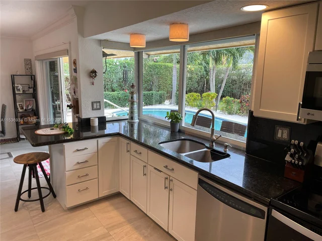 2610 NE 52nd St, Lighthouse Point FL 33064