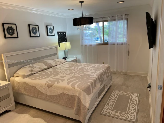 2610 NE 52nd St, Lighthouse Point FL 33064