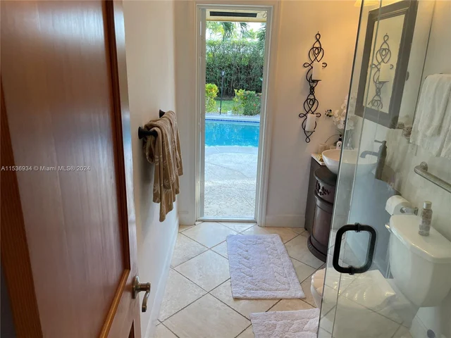 2610 NE 52nd St, Lighthouse Point FL 33064