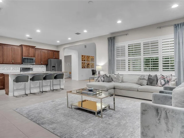 1118 SW 113th Way, Pembroke Pines FL 33025