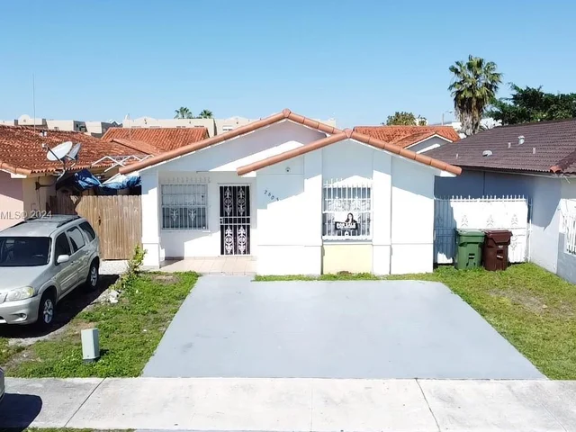 2605 W 74th St, Hialeah FL 33016
