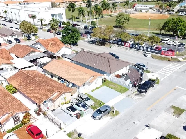 2605 W 74th St, Hialeah FL 33016