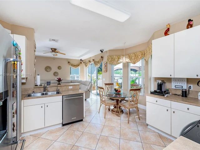 1177 NE 37th Pl, Homestead FL 33033