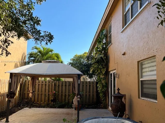 13557 NW 7th Pl, Pembroke Pines FL 33028