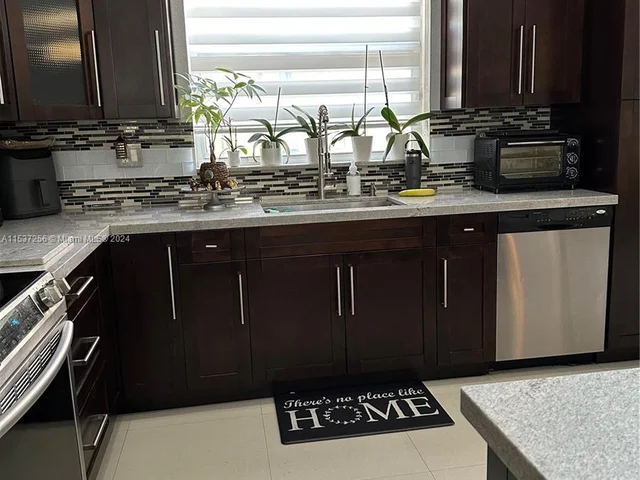 13557 NW 7th Pl, Pembroke Pines FL 33028