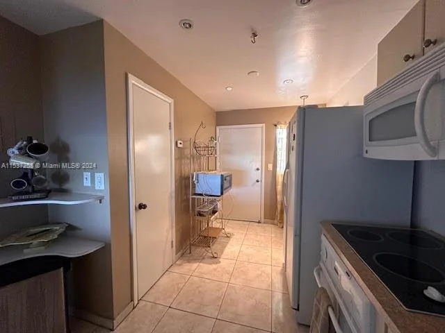 877 NE 195th St # 318, Miami FL 33179