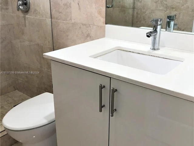 8033 Lake Dr # 203, Doral FL 33166